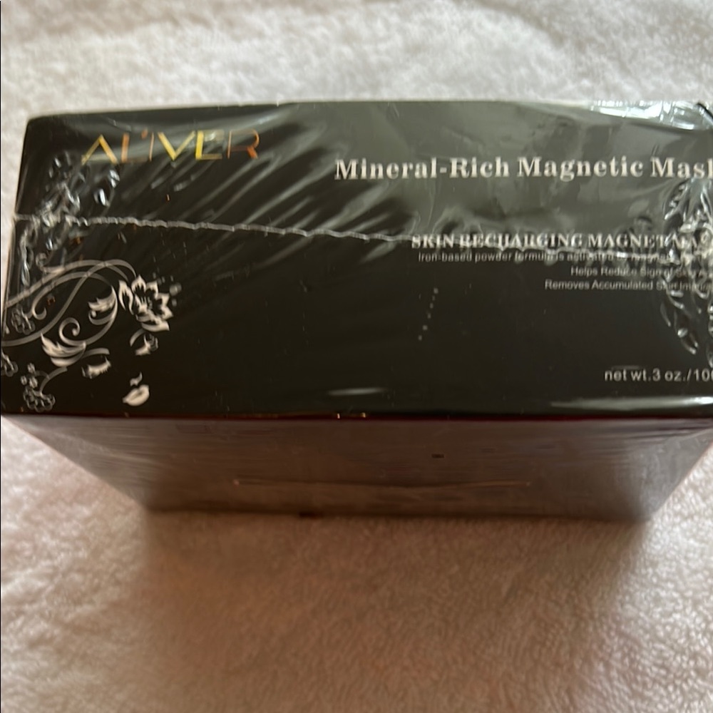 Mineral-Rich Magnetic Mask - Black